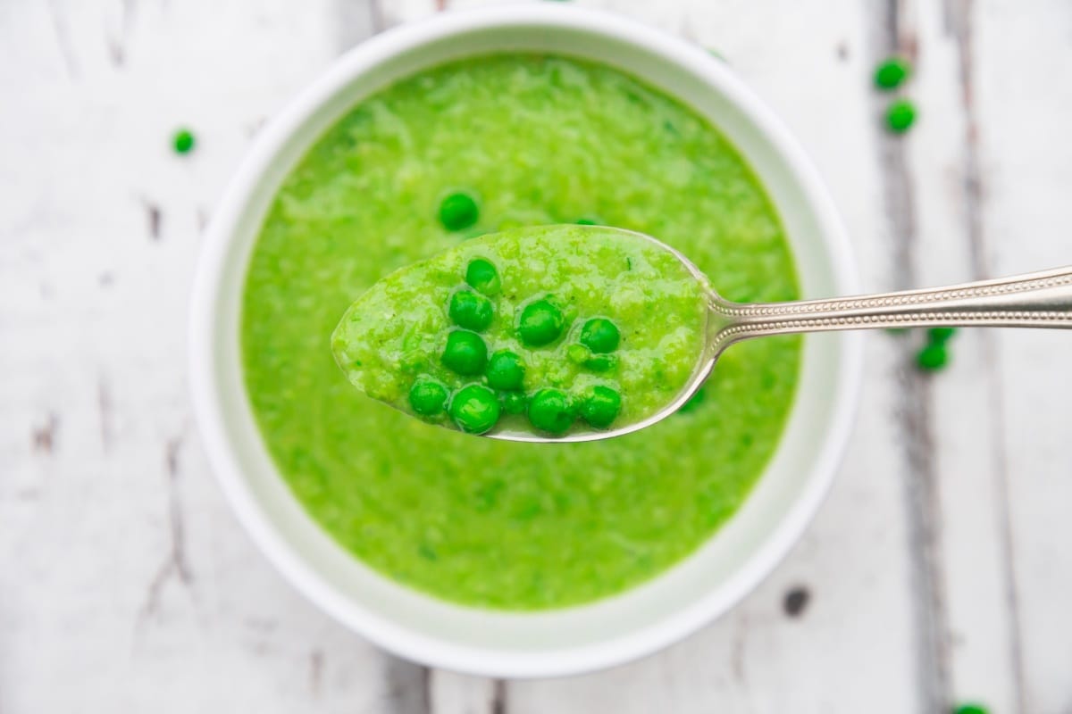 Cuillère de soupe de pois et petits pois
