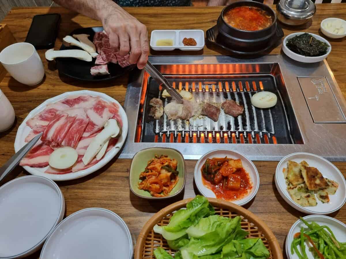 Cuisine coréenne et grillades dans un restaurant coréen