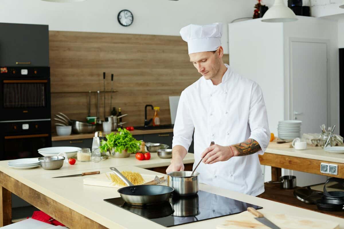 Cuisinier professionnel préparant la sauce
