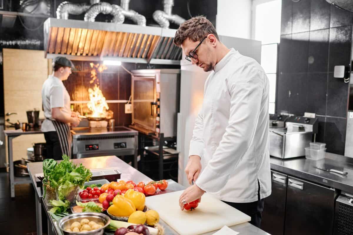 Cuisiniers professionnels travaillant en cuisine