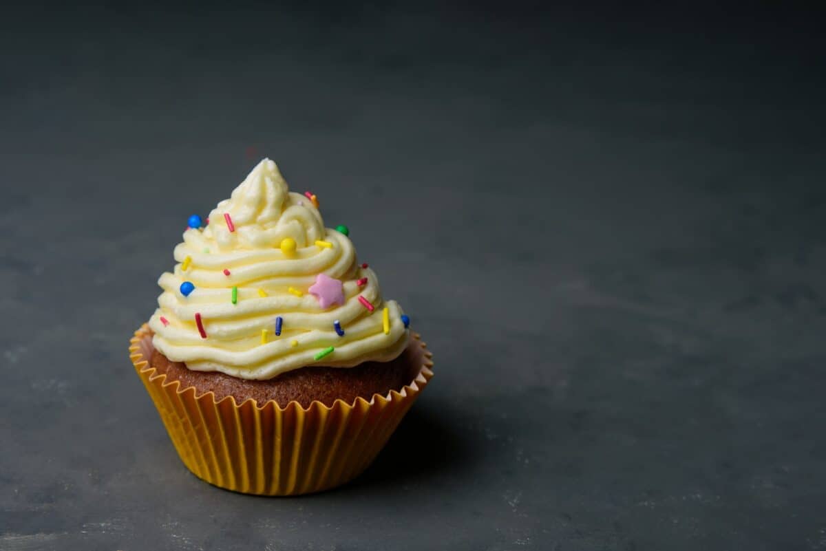 Cupcake d'anniversaire avec glaçage