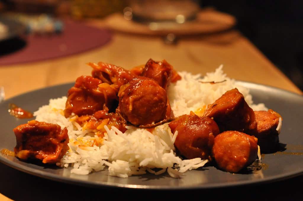 Découverte du rougail saucisse : origine et recettes d'un plat traditionnel