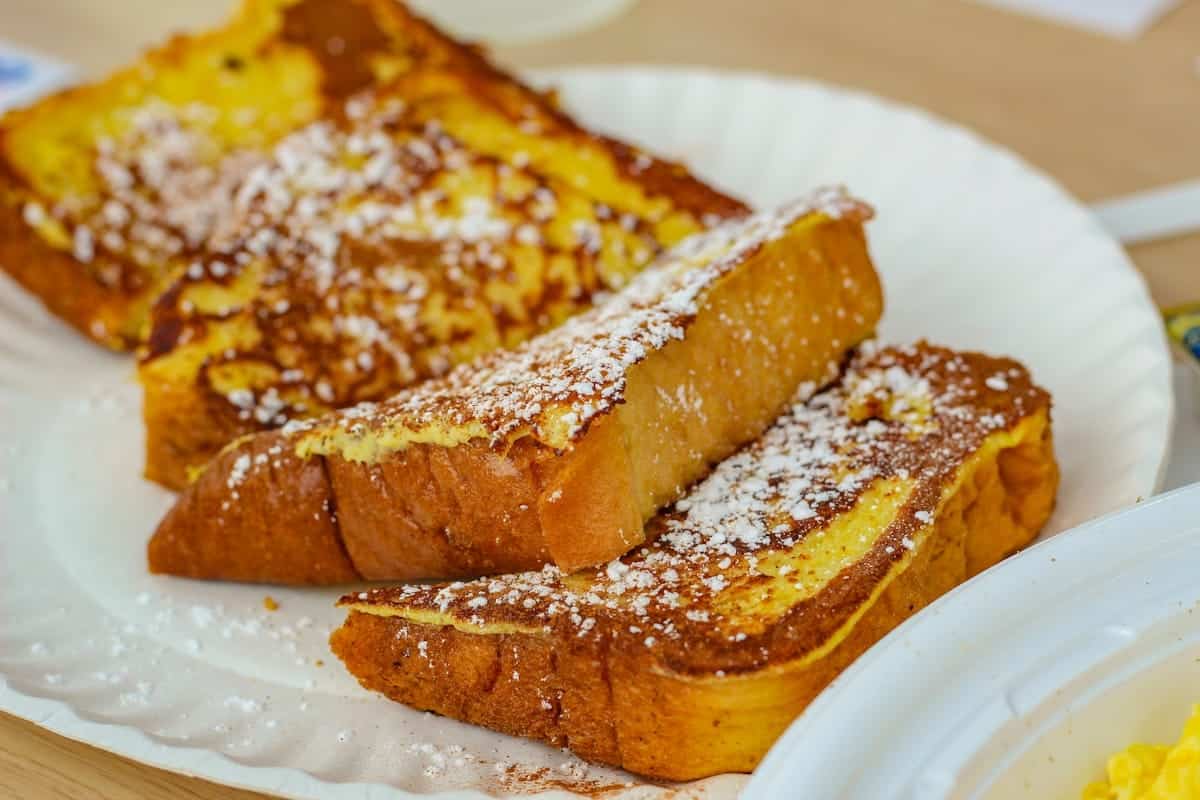 Découvrez l’histoire fascinante du pain perdu, de l’Antiquité à nos jours
