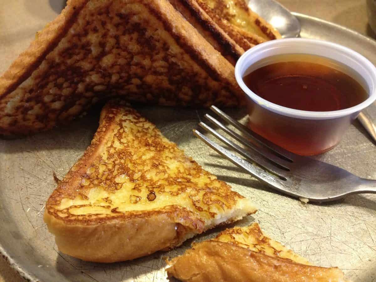 Découvrez l’histoire fascinante du pain perdu, de l’Antiquité à nos jours