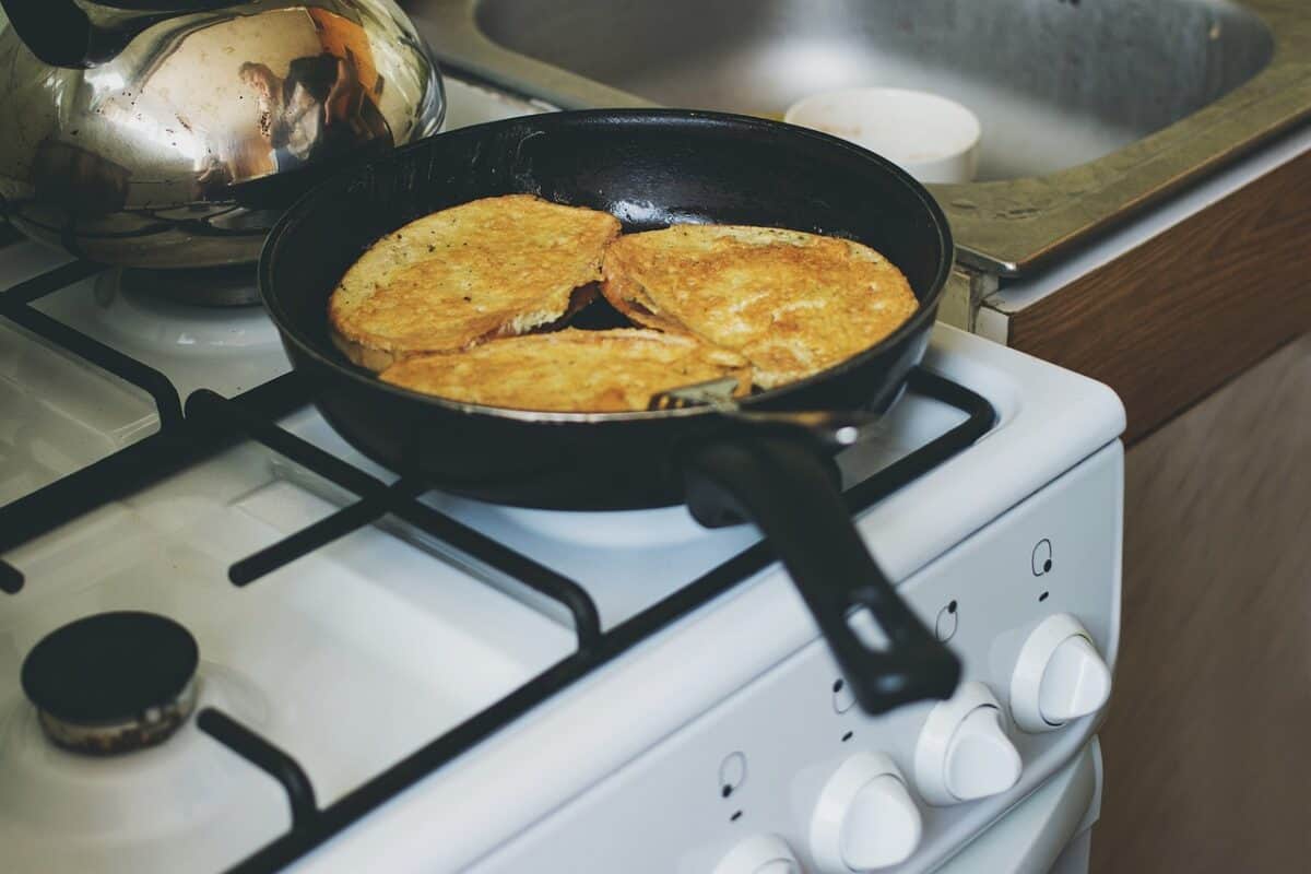 Découvrez l’histoire fascinante du pain perdu, de l’Antiquité à nos jours
