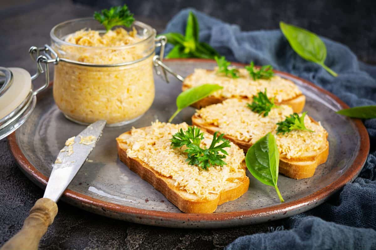 Delicious toasts with homemade chicken rillettes