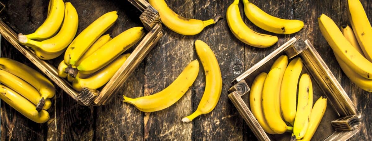 Des bananes fraîches dans de vieilles boîtes.