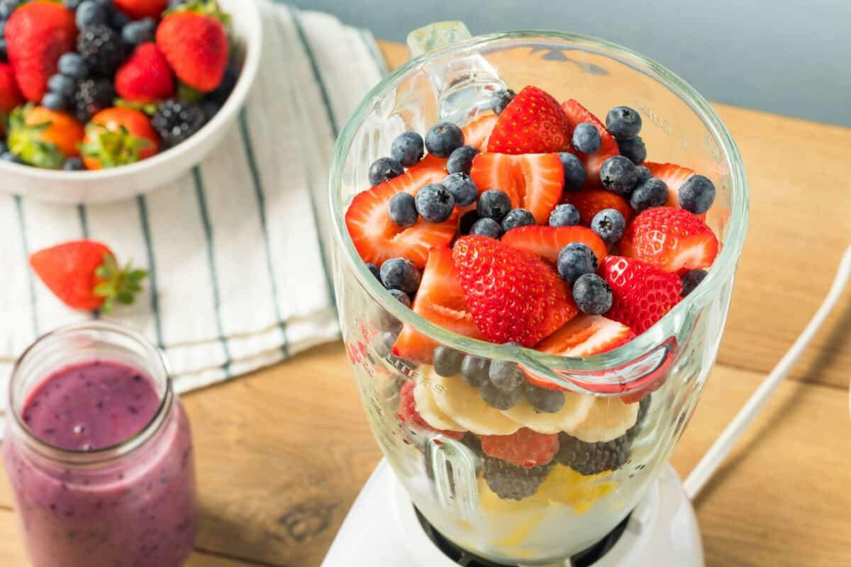 Des fruits sains et biologiques dans un mixeur