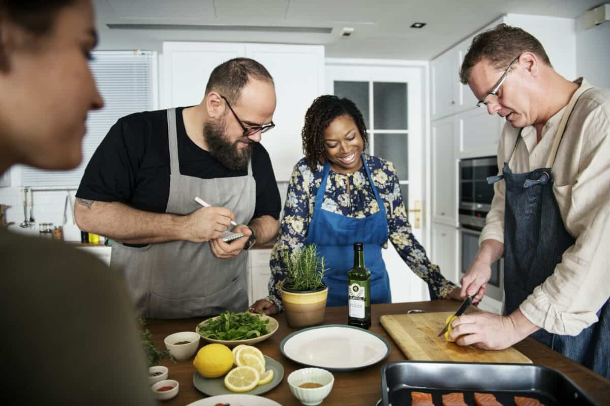 Des personnes diverses participent à un cours de cuisine