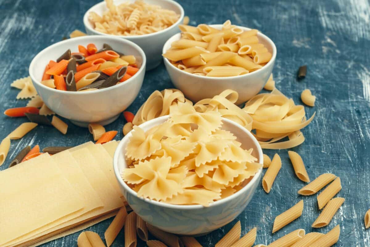 Différents types de pâtes dans des bols sur la table