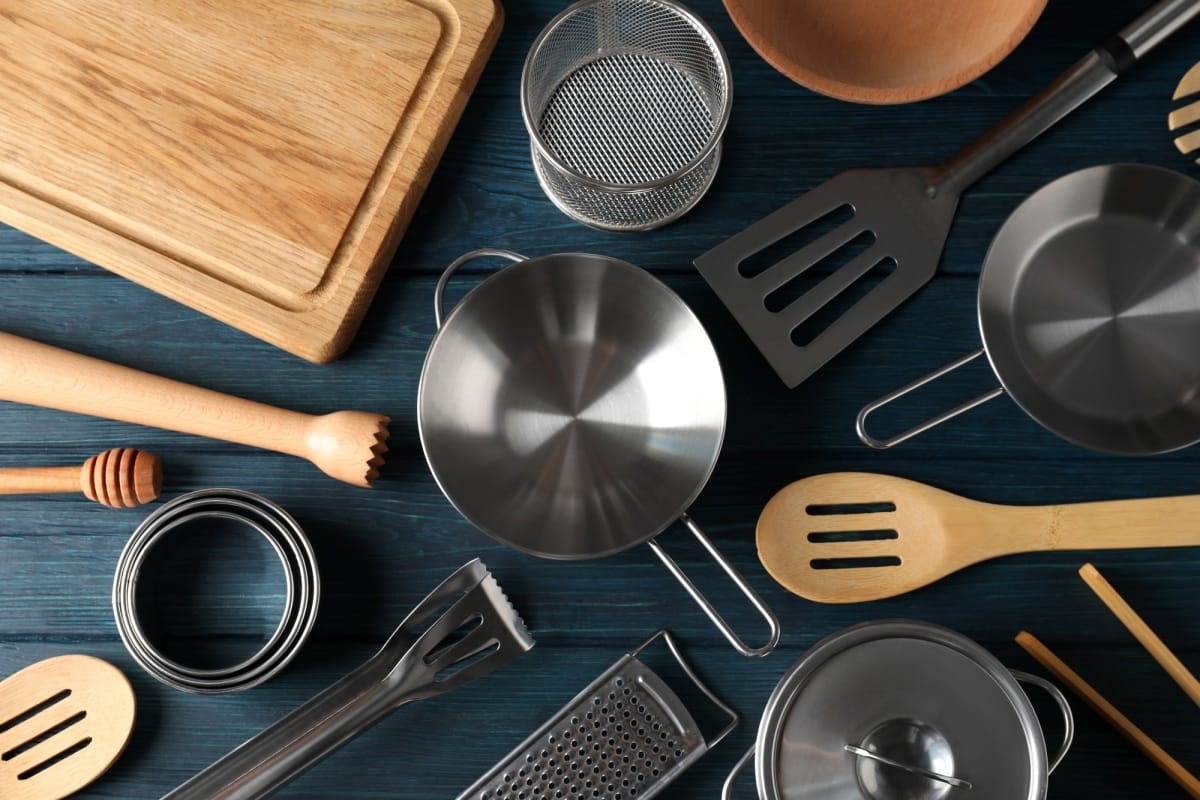 Différents ustensiles de cuisine sur fond bleu en bois