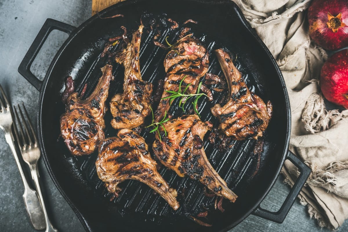 Dîner barbecue avec côtelettes d'agneau grillées