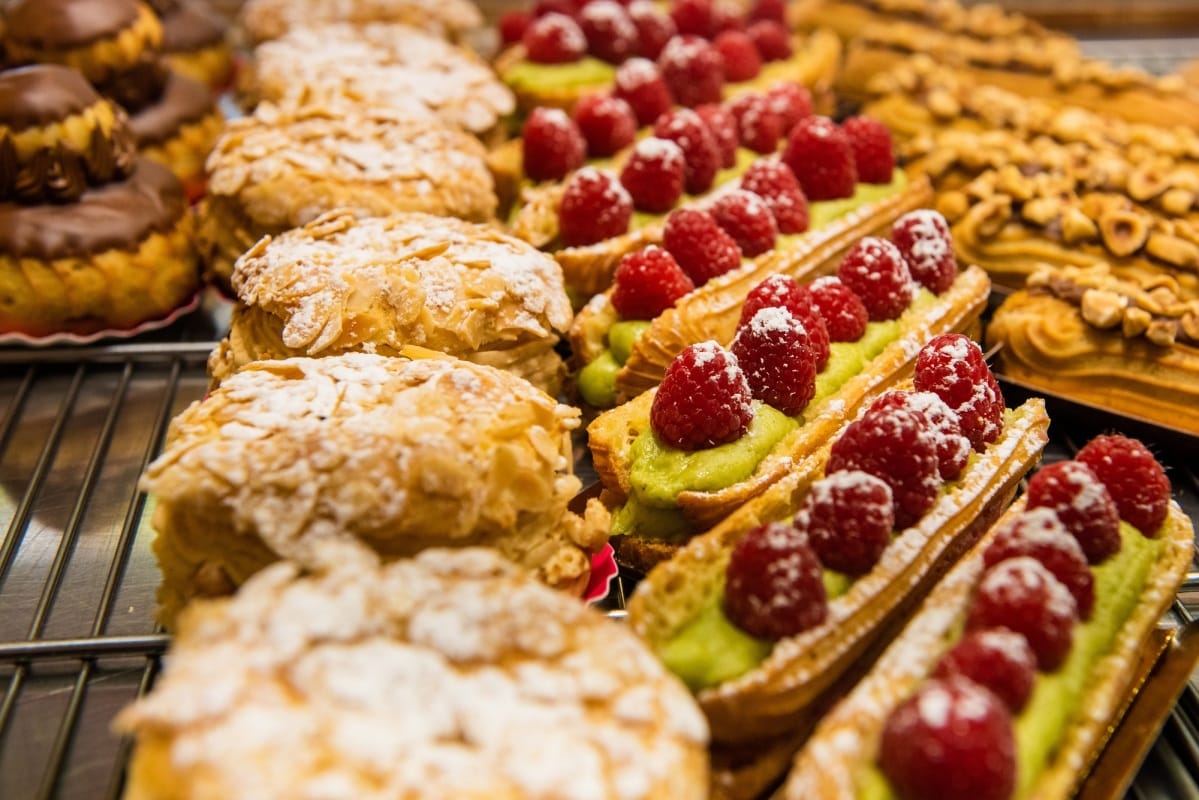 Eclairs de pâte française aux framboises et aux amandes