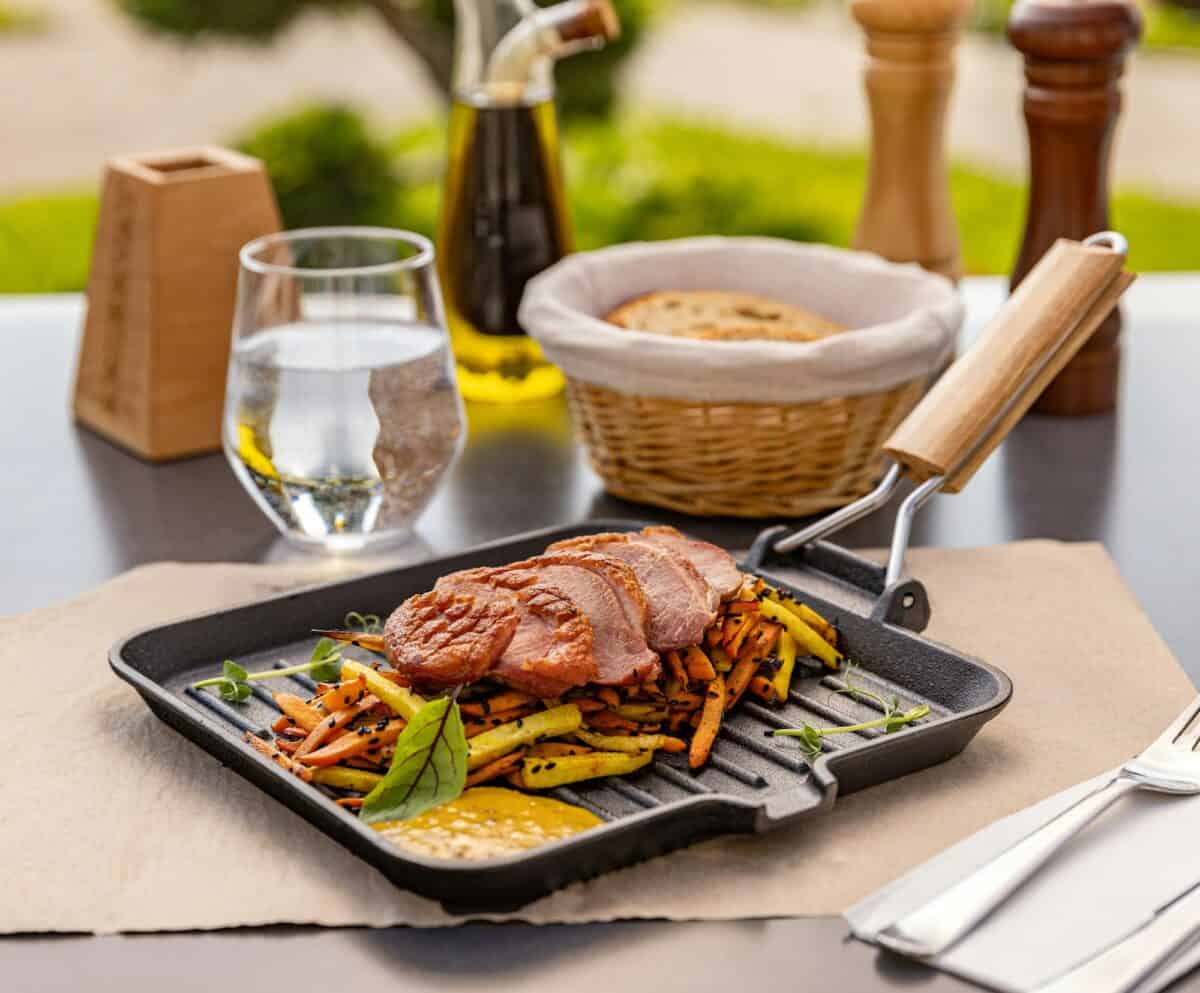 Emincé de magret de canard grillé