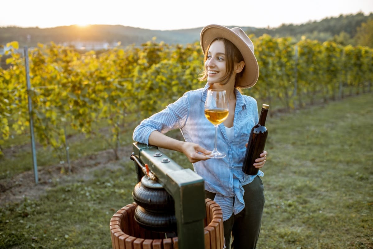 Femme dégustant du vin dans un vignoble