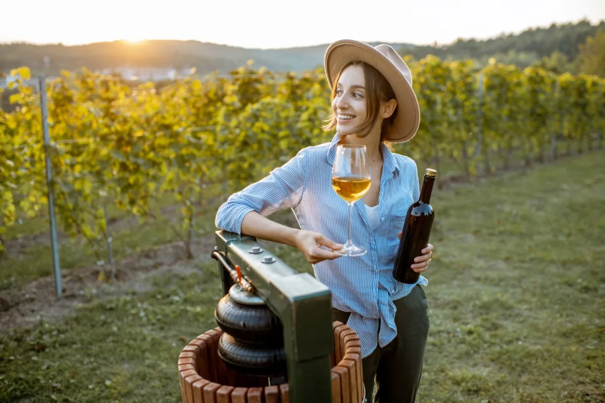 Femme dégustant du vin dans un vignoble