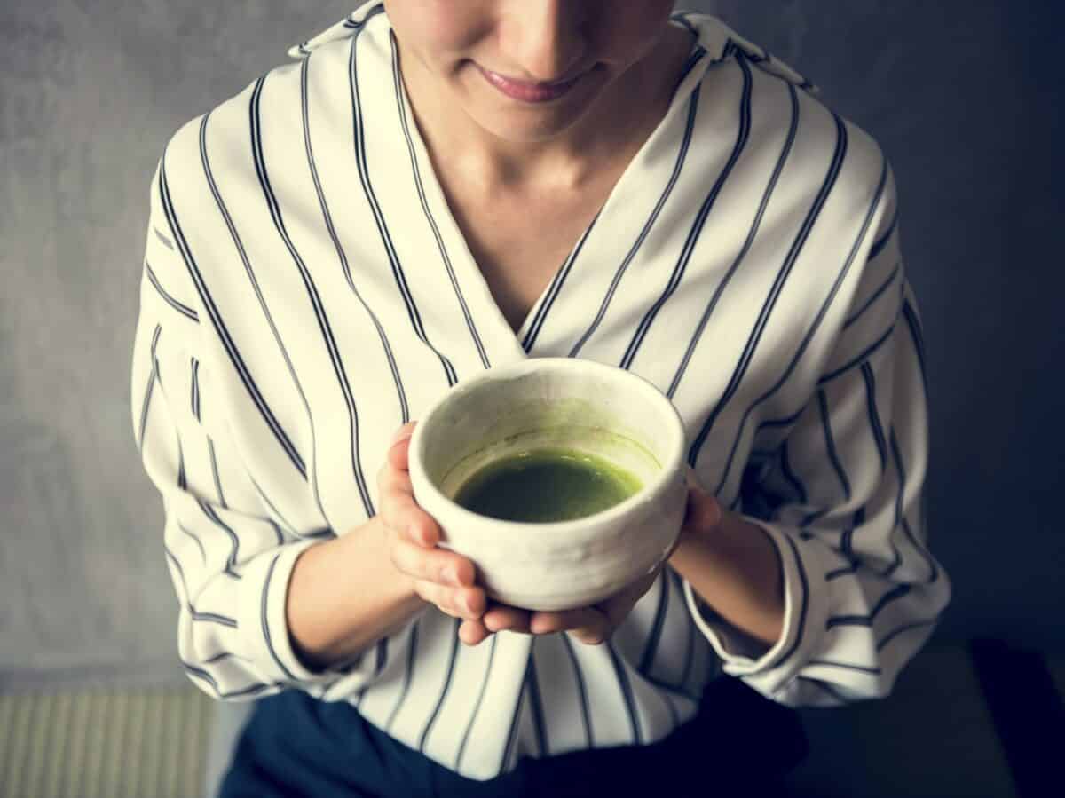 Femme préparant du thé vert oriental cérémonie japonaise