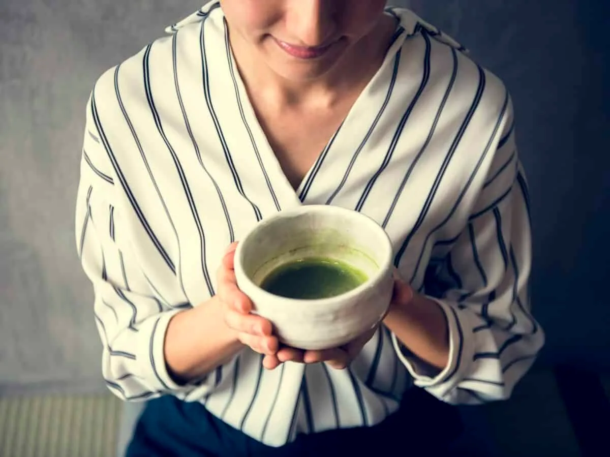 Femme préparant du thé vert oriental cérémonie japonaise