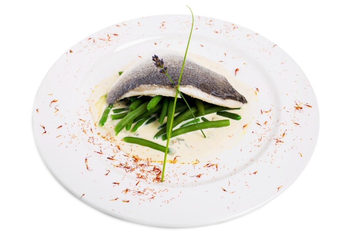 Filet de poisson cuit au four avec une sauce à la crème.