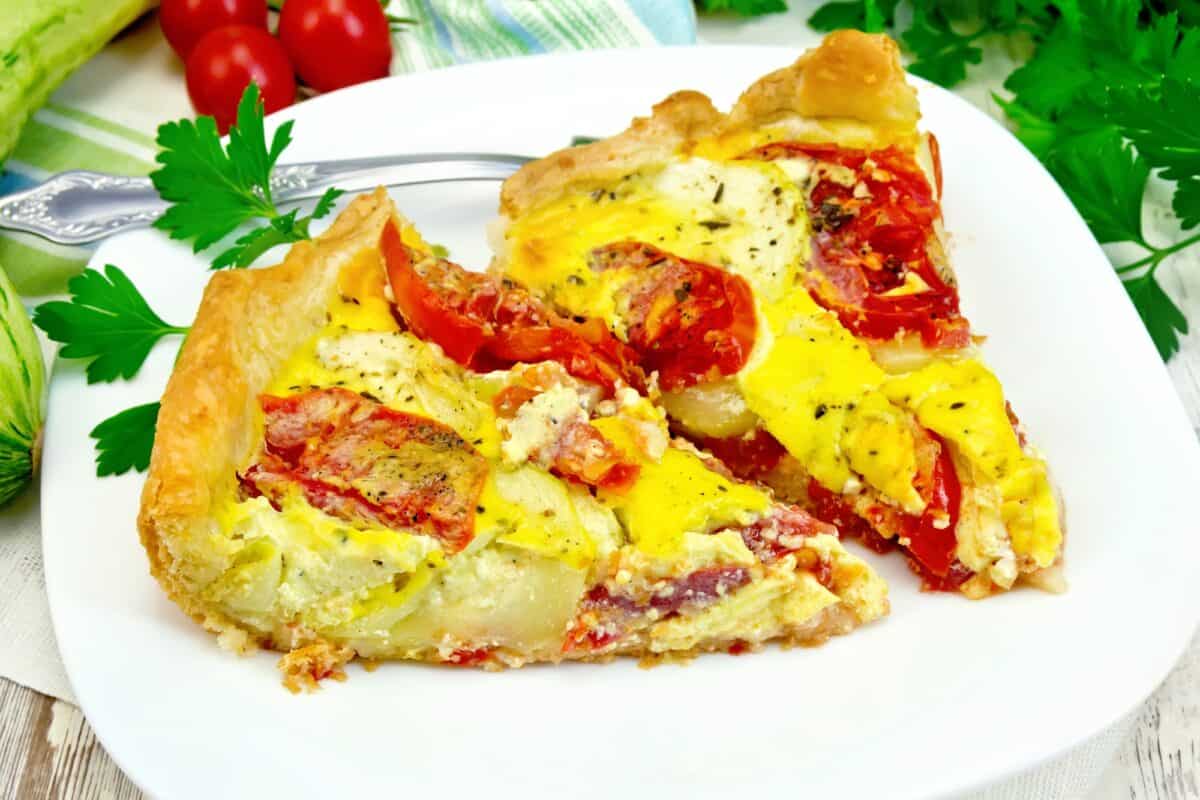 Flan à la tomate et à la courgette sur carton léger