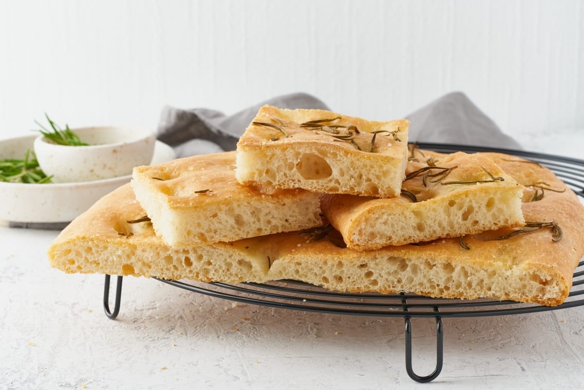 Focaccia, pizza, pain plat italien au romarin et à l'huile d'olive sur grille
