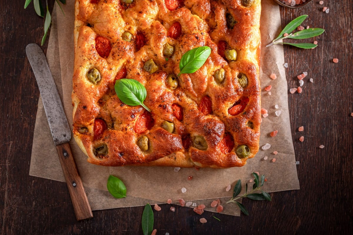 Focaccias aux herbes et tomates cerises