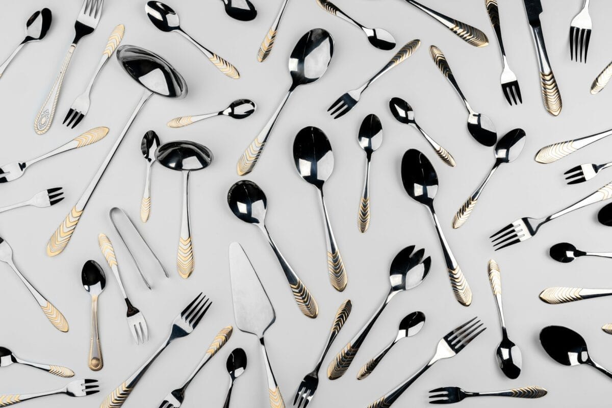 Fond de couverts, ensemble de couverts sur fond blanc