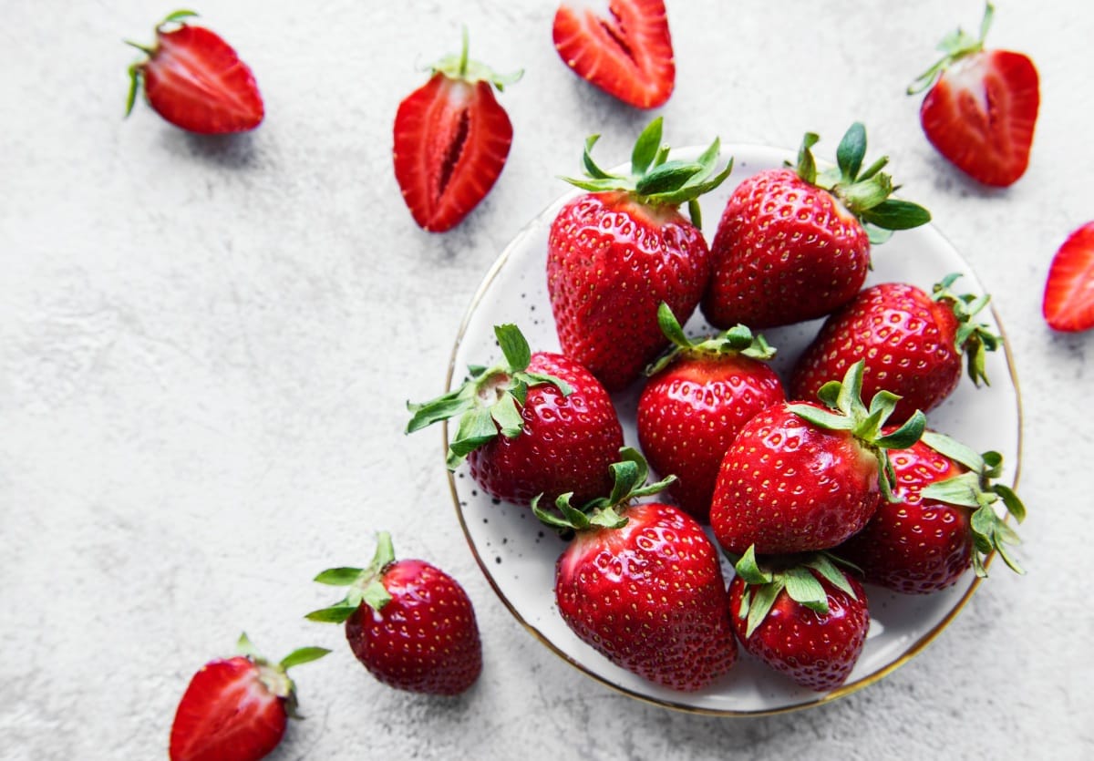 Fraises fraîches, mûres et délicieuses