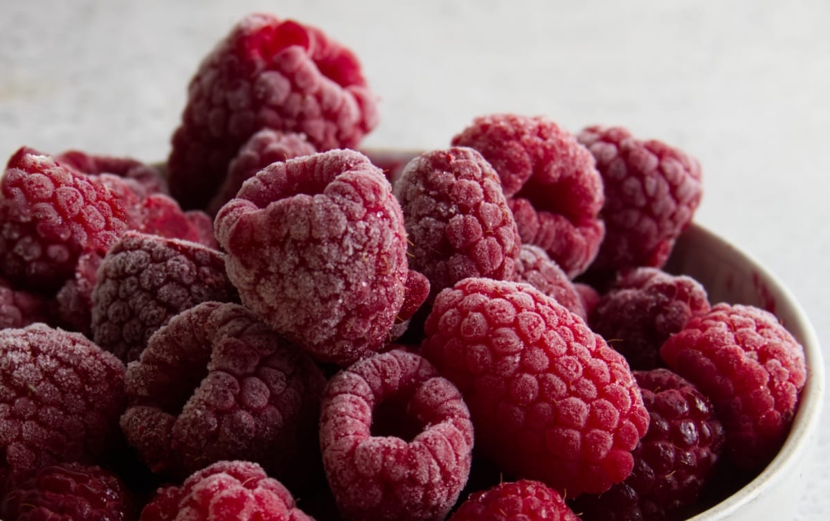 Framboises congelées recouvertes de givre gros plan