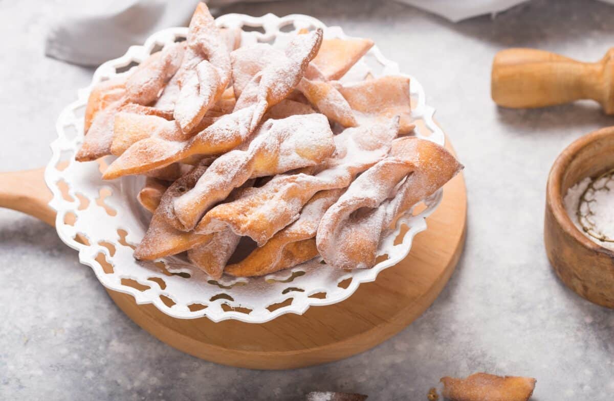 Beignets de carnaval saupoudrés de sucre glace