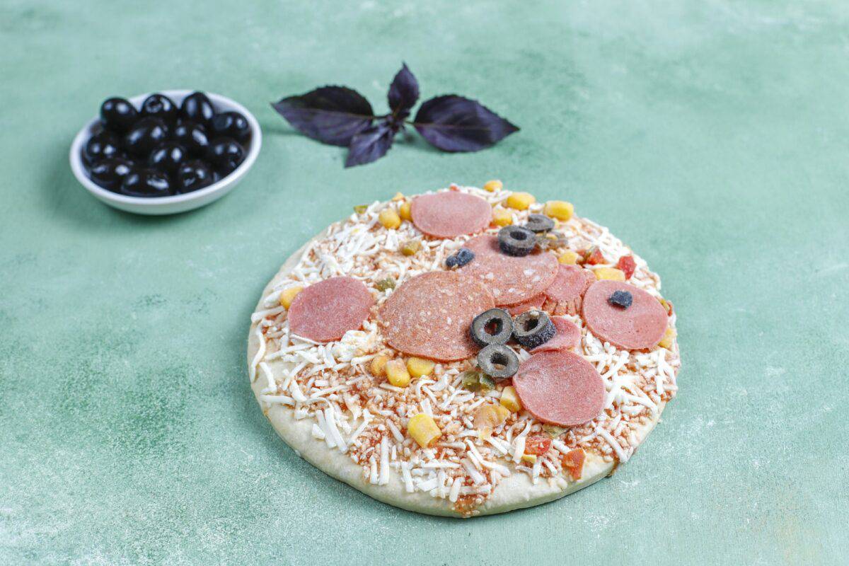 Mini pizzas surgelées fraîches faites maison.