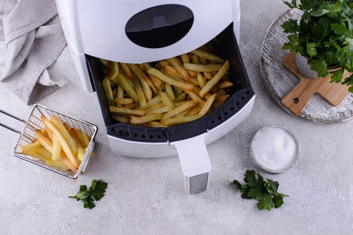 Frites cuites dans une friteuse