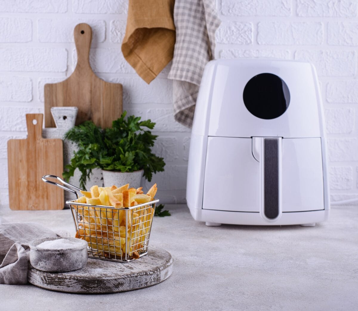 Frites cuites dans une friteuse