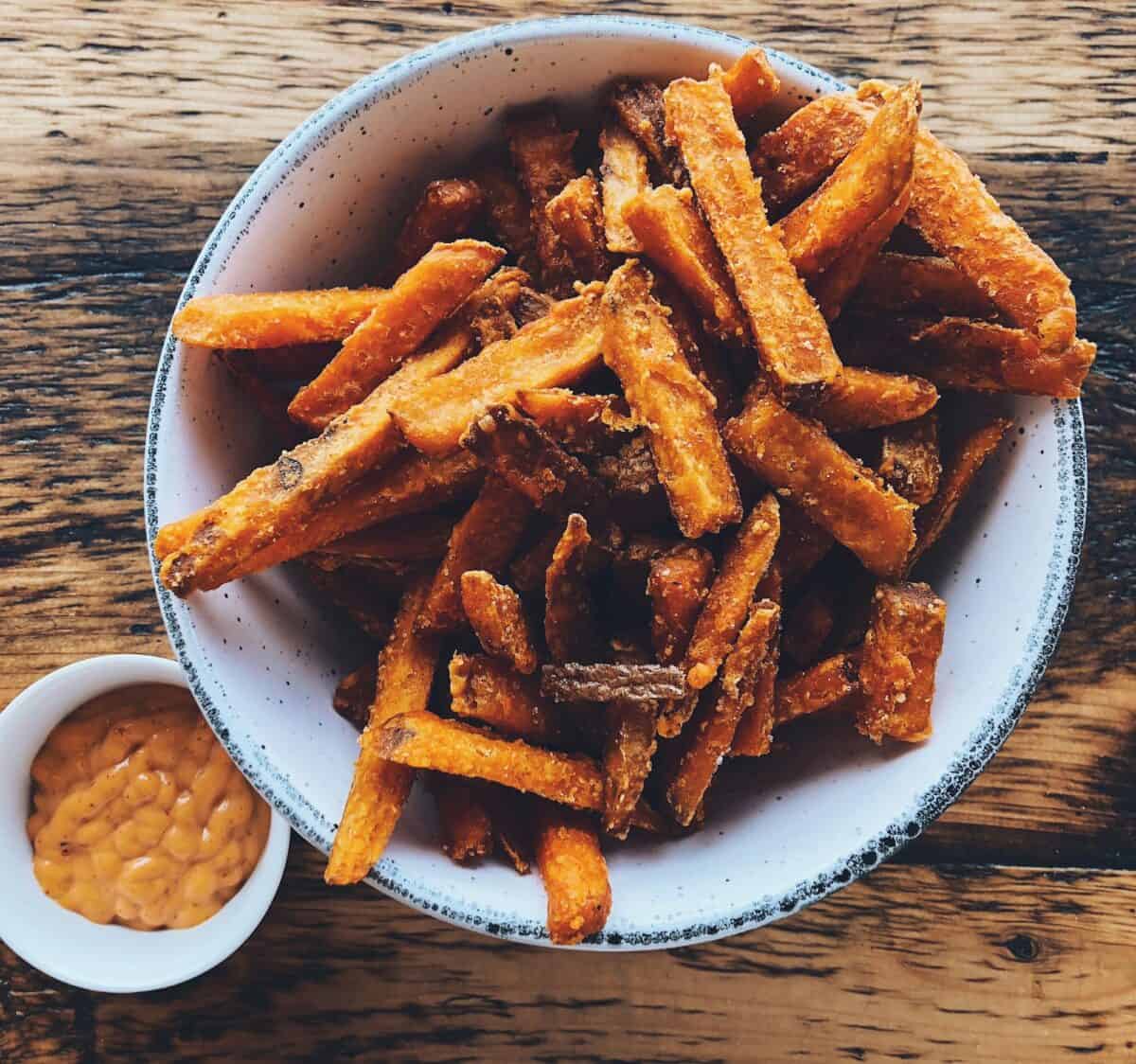 Frites de patates douces avec sauce chipotle