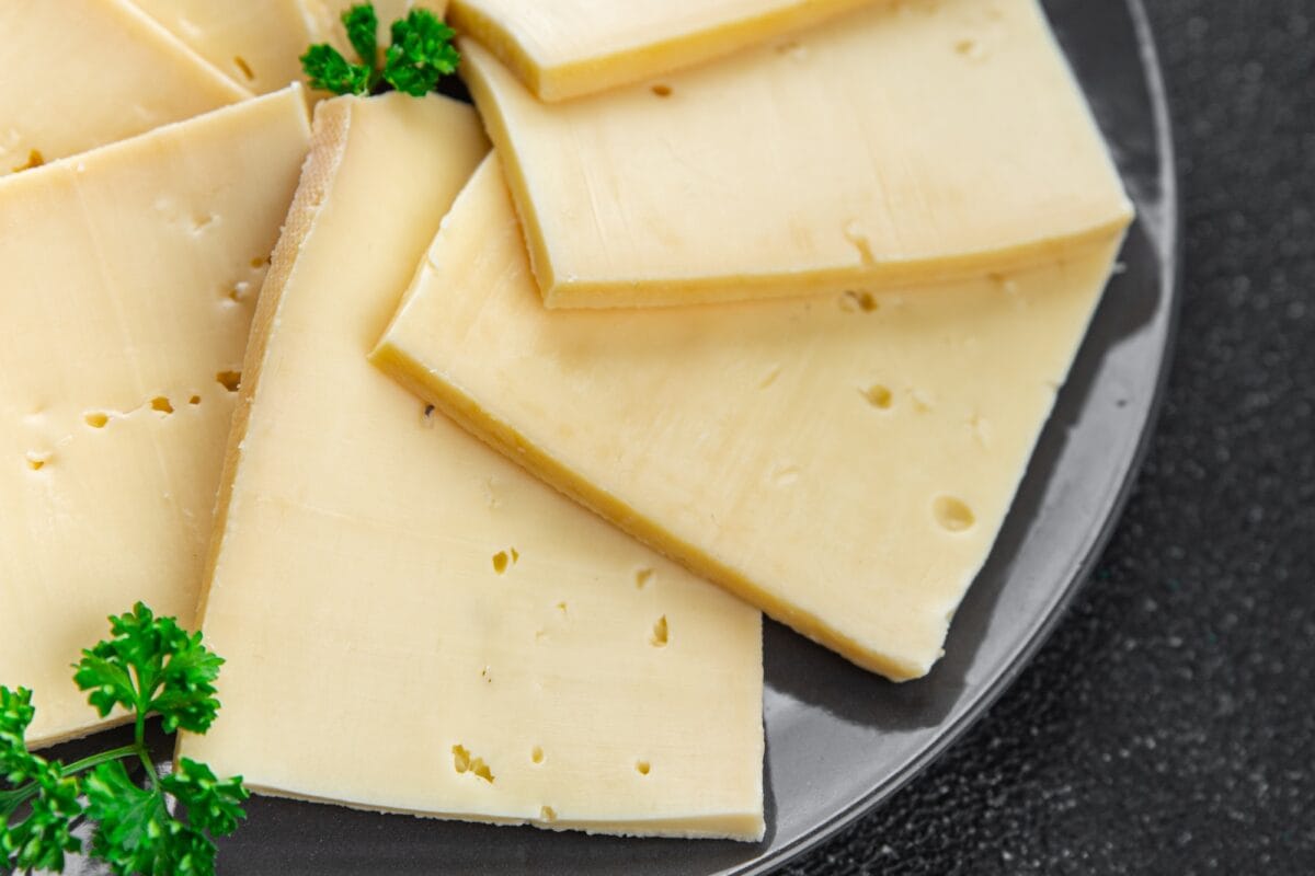 fromage à raclette repas apéritif nourriture snack sur la table copy space food background