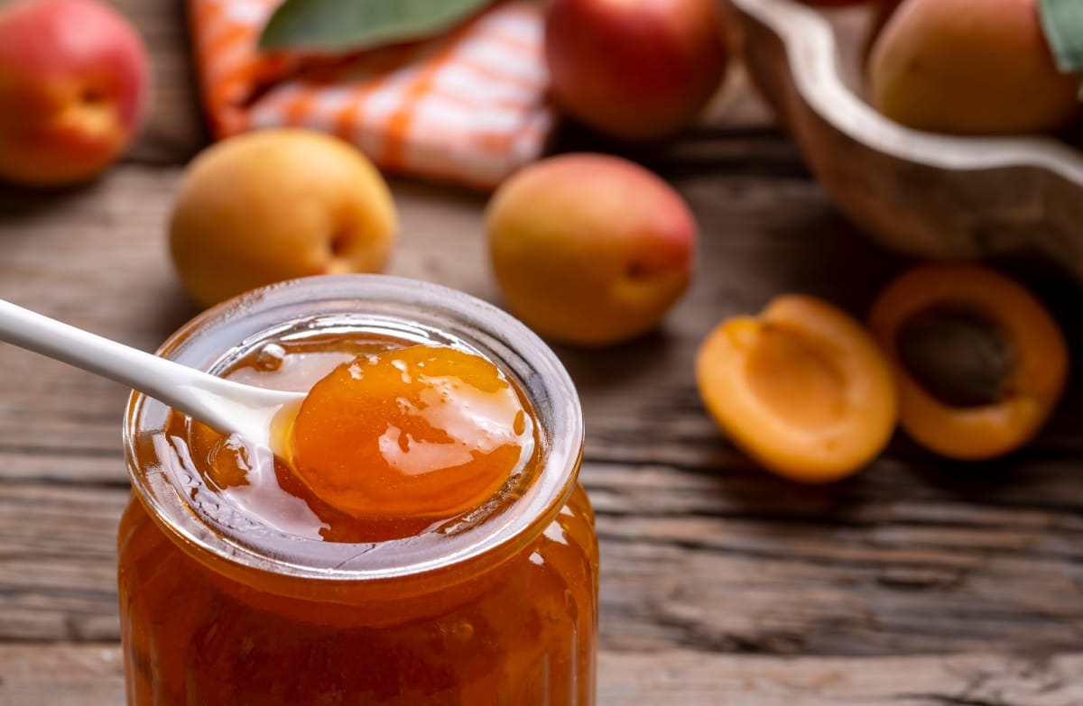 Fruits d'abricot et confiture d'abricot sur fond de bois
