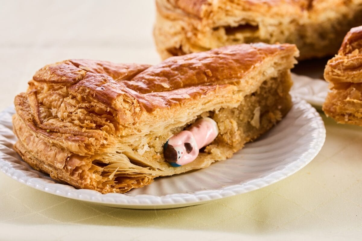 Gâteau de l'Épiphanie sur une table en bois. Galette des rois, gâteau traditionnel de l'Épiphanie en France