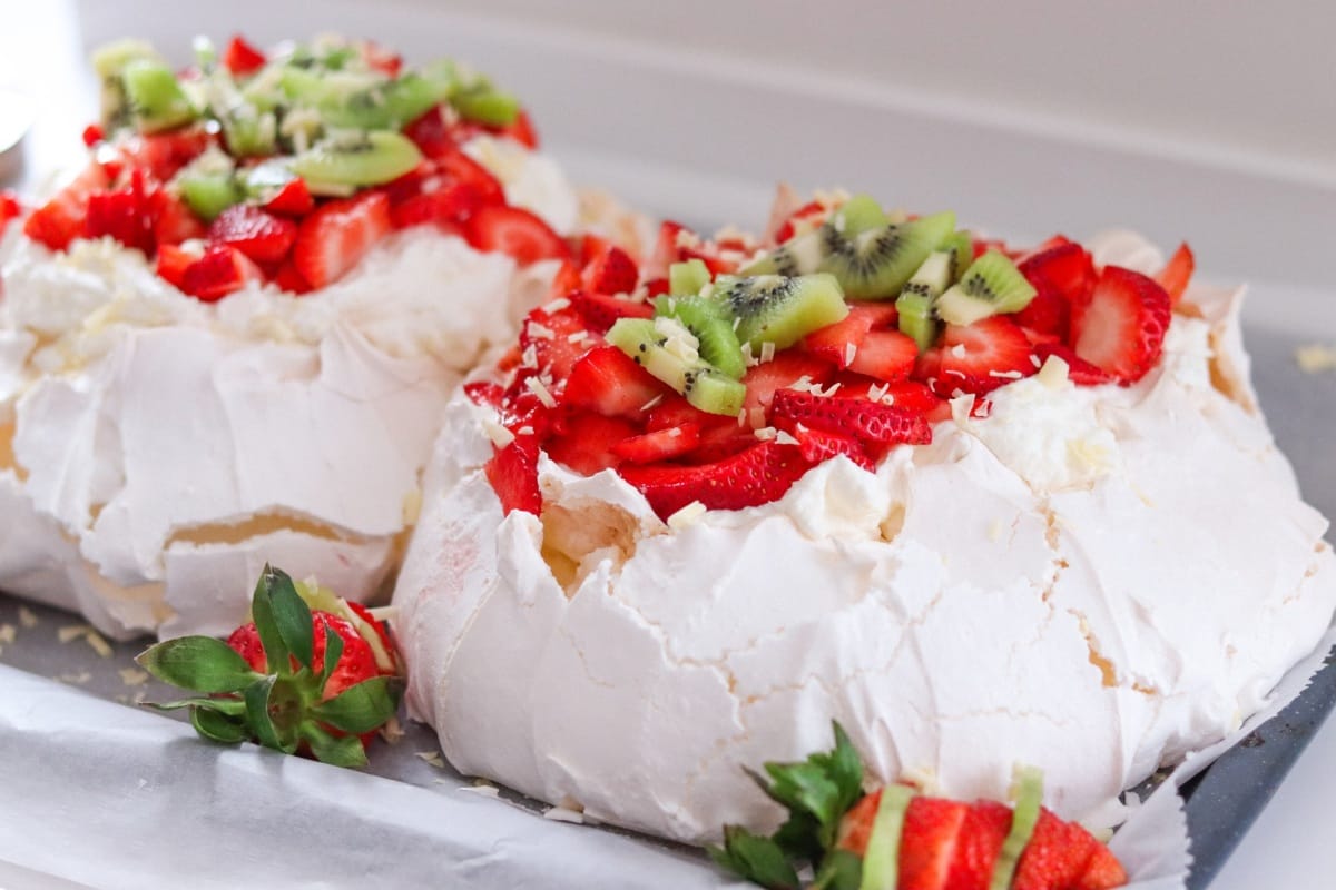 Gâteau meringué maison Pavlova aux fruits.