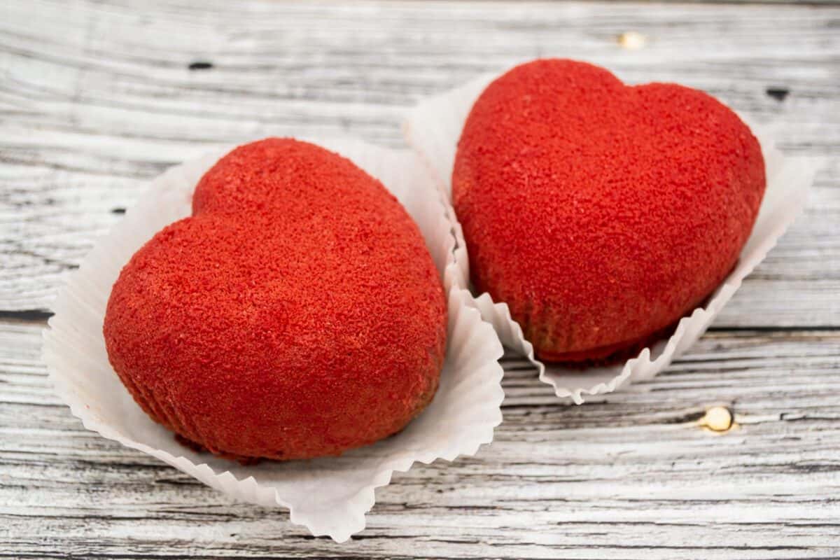 Gâteaux en forme de cœur rouge vif. Concept de l'amour et de la Saint-Valentin