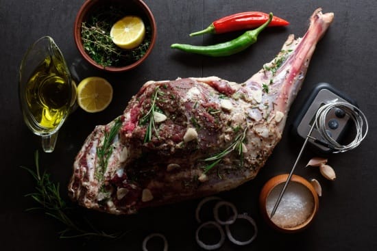 Temps de cuisson du gigot d’agneau : guide complet par poids et méthodes