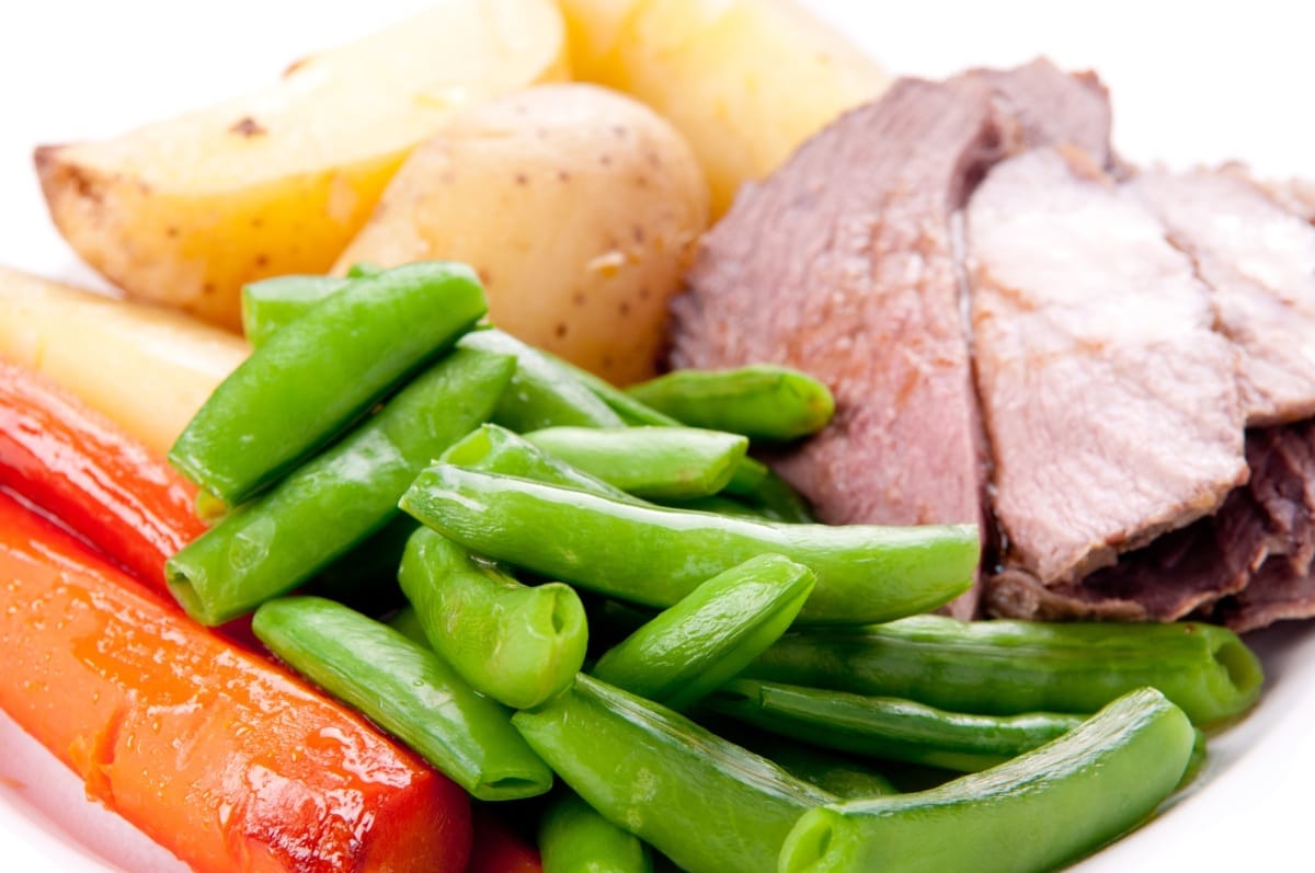 gigot d'agneau en tranches et légumes frais
