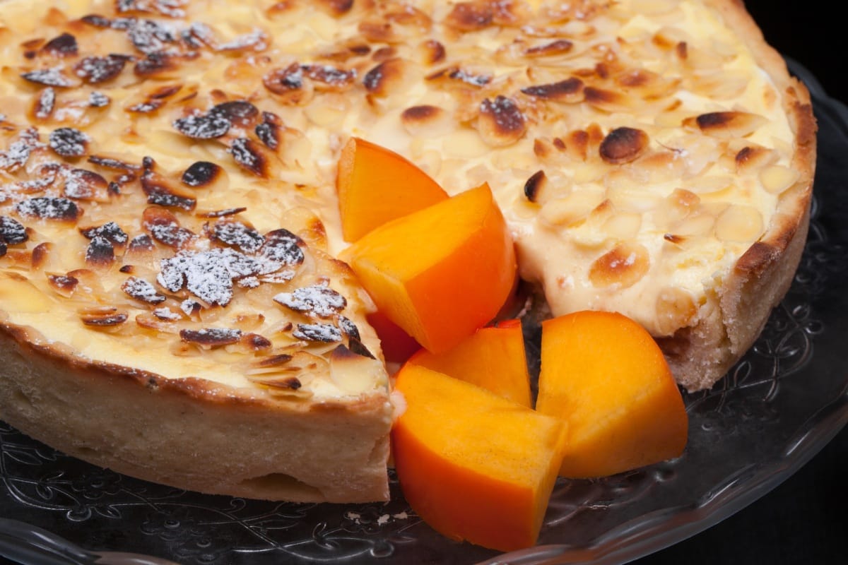 Gros plan sur le gâteau aux kakis