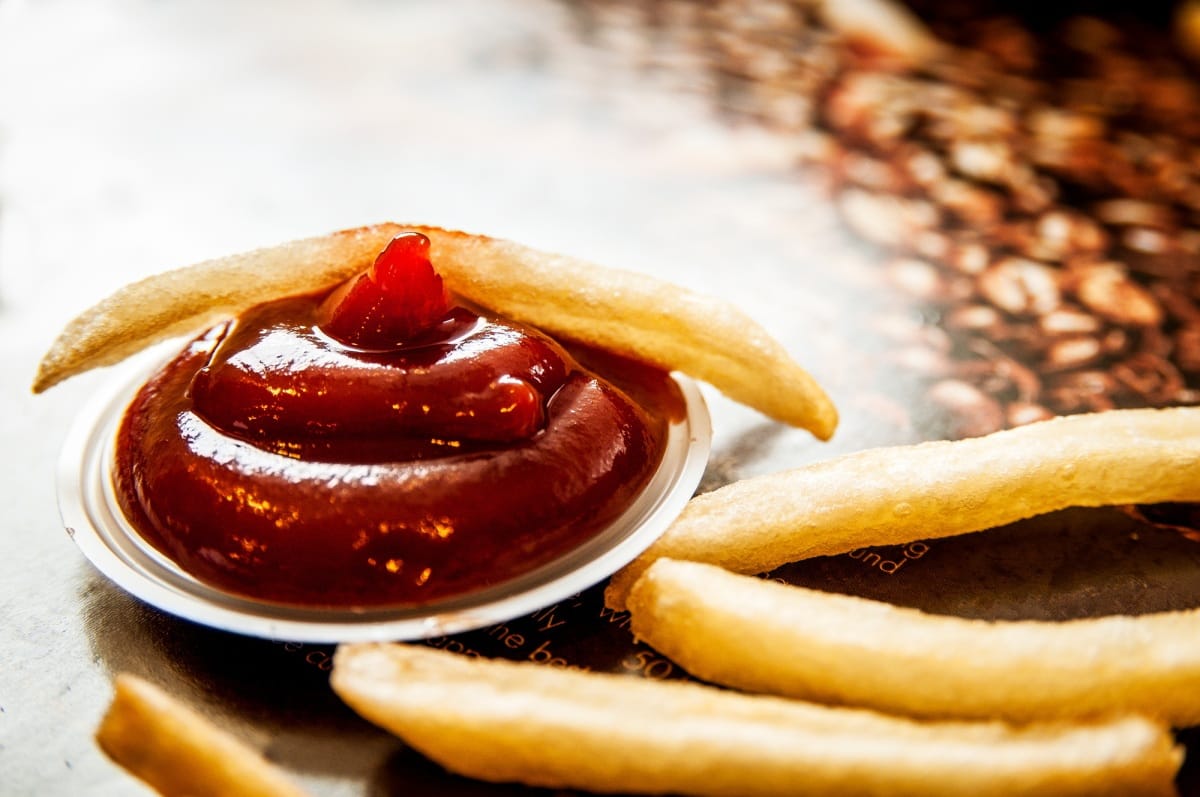 Gros plan sur le ketchup et les frites