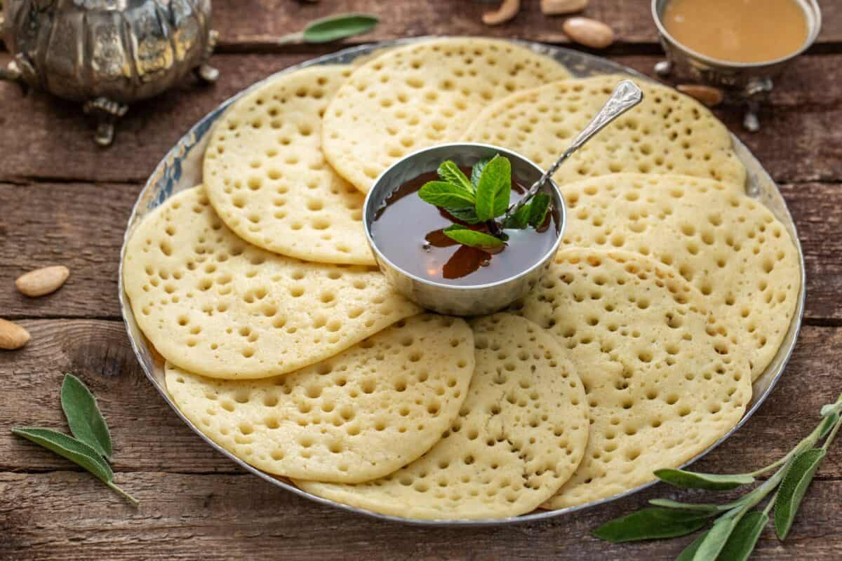 Gros plan sur les crêpes marocaines Baghrir au miel