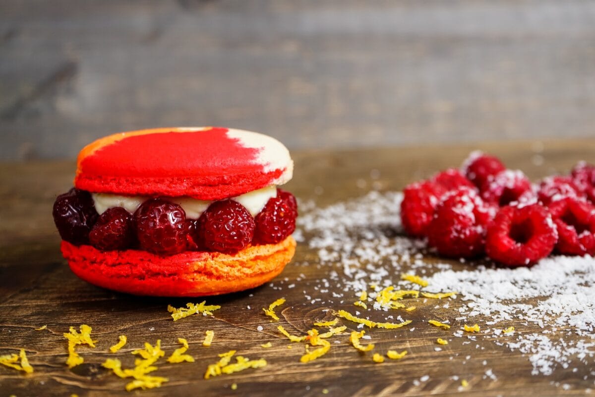 Gros plan sur les macarons rouges