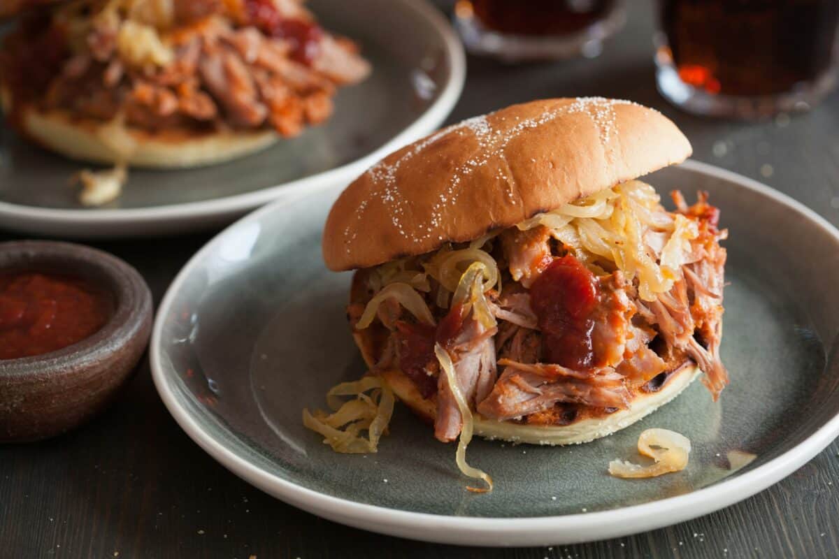 hamburger de porc effiloché maison avec oignons caramélisés et sauce bbq