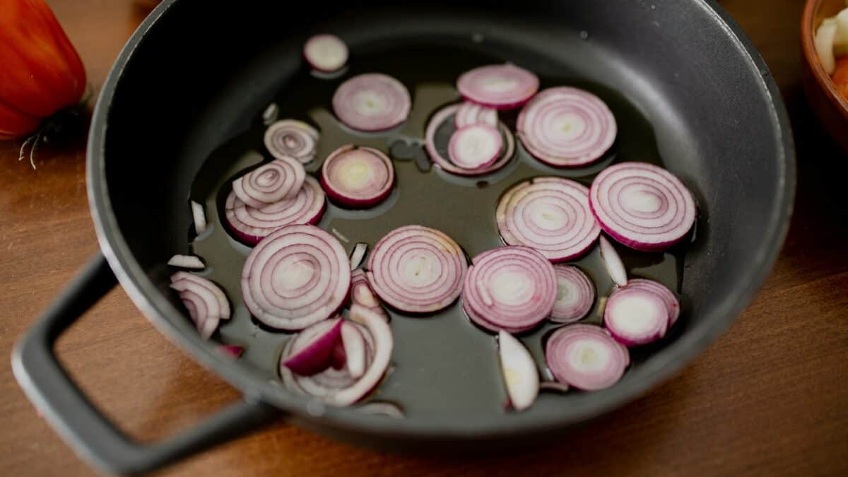 Découvrez les secrets de la soupe à l'oignon : de ses origines à la recette traditionnelle