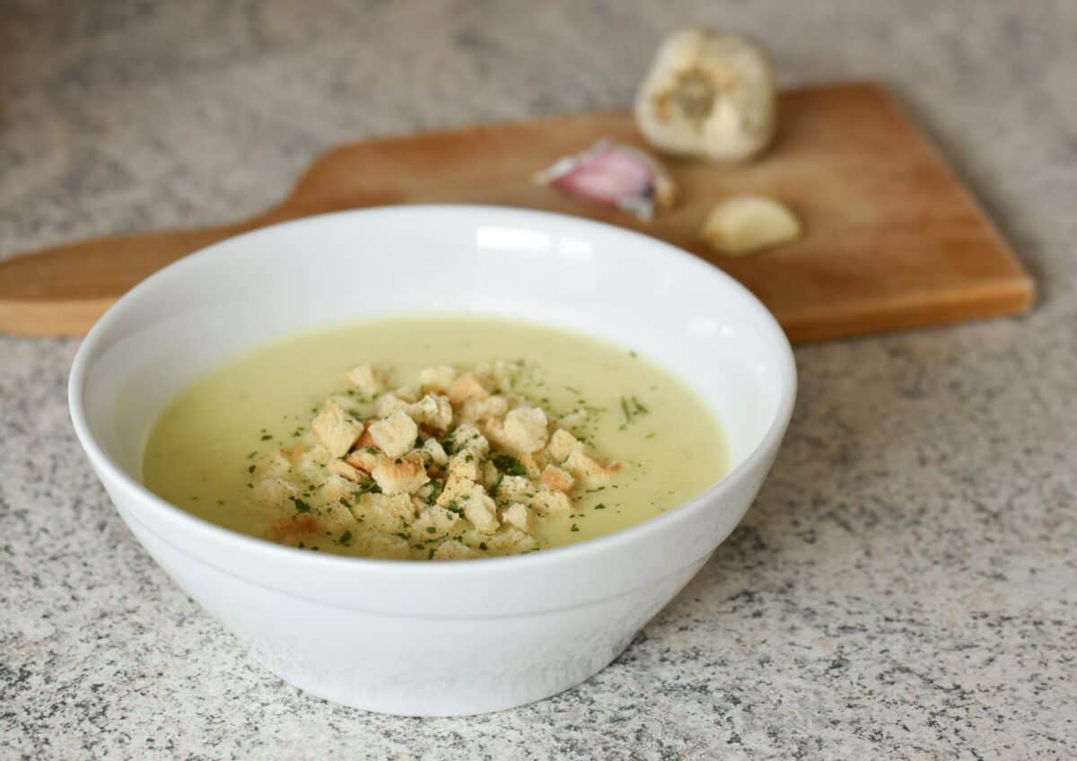 Découvrez les secrets de la soupe à l'oignon : de ses origines à la recette traditionnelle