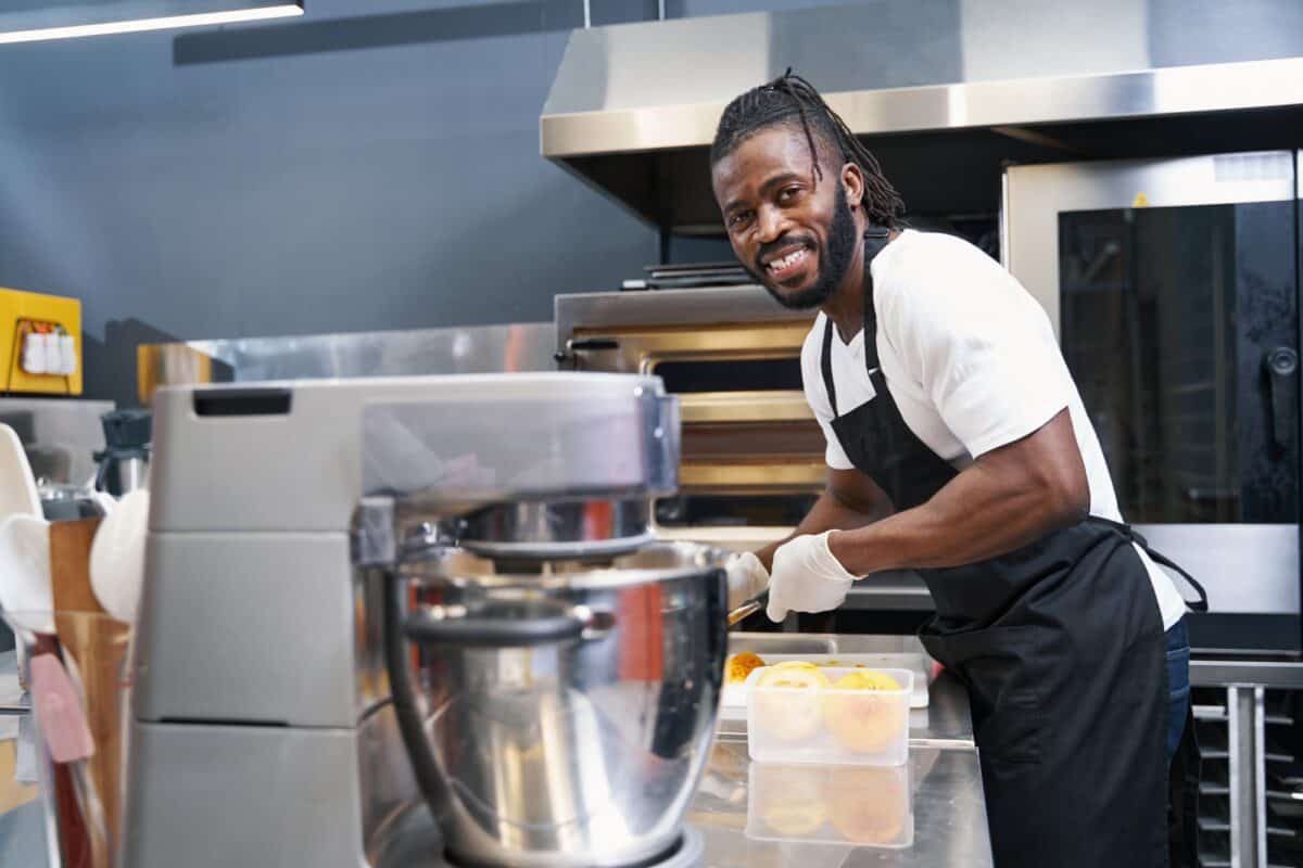 Homme professionnel américain travaillant à la cuisine