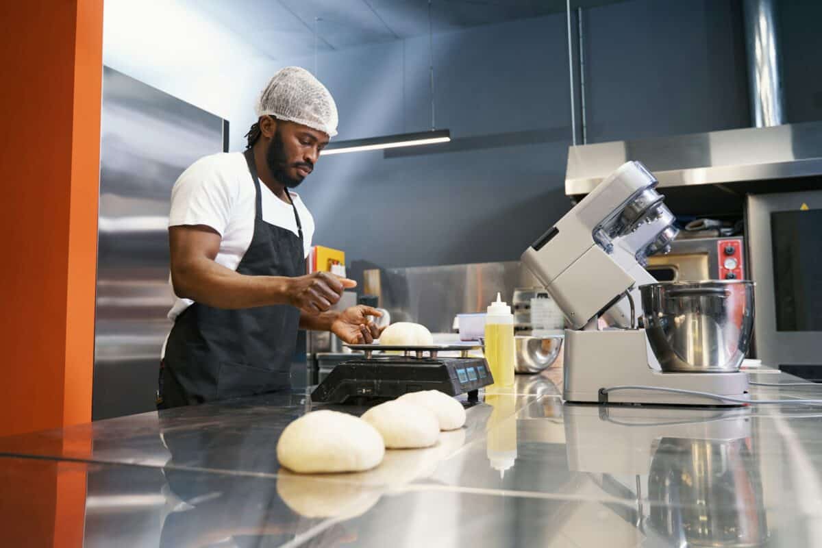 Homme professionnel cuisinant dans la cuisine